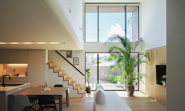 お家にいながらもホテルで寛いでいるかのように心地よく住まえるリビング