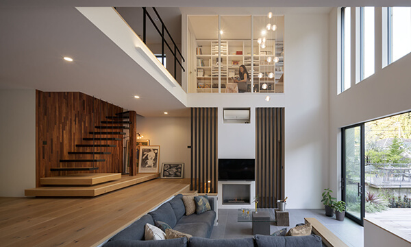 モダンであたたかみのある吹き抜けリビング