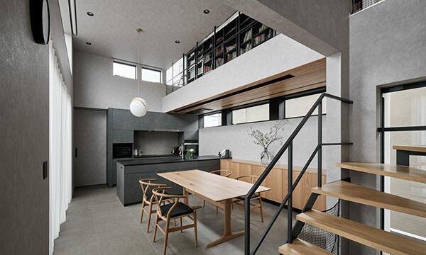 4m吹き抜けの開放的なダイニング