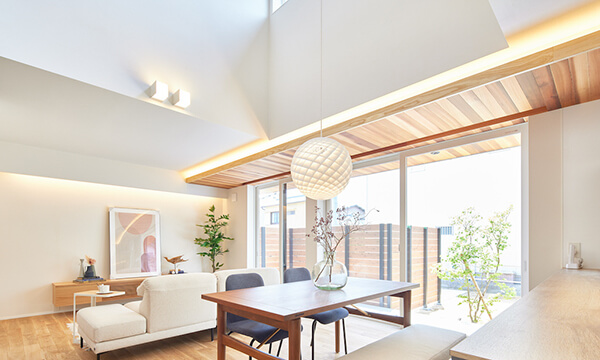 【和歌山市】光・木とつながる、心地よさが立体に広がる吹き抜けの住まい