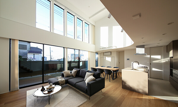 Rを描く吹き抜けリビングのある家/神奈川県横浜市