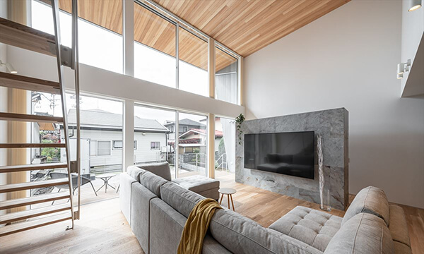 街なかで思い切り開放感を味わう 吹き抜けリビングの家