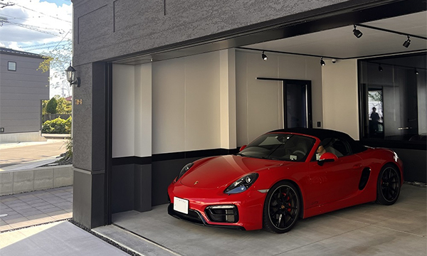 F1現地観戦が趣味の車好きご夫婦が建てるビルトインガレージハウス ポルシェを眺めながら暮らしを楽しむ家日進市