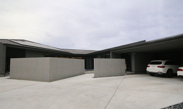 スタイリッシュなモダン邸宅。中庭のあるⅤ字型平屋ビルトインガレージ