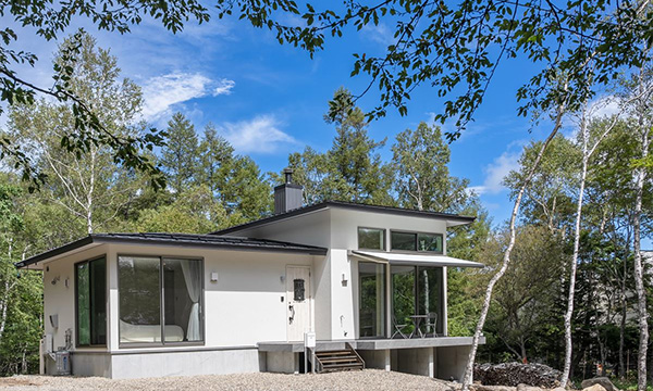 森に佇む平屋の別荘・八ヶ岳ワインサロン(南牧村)