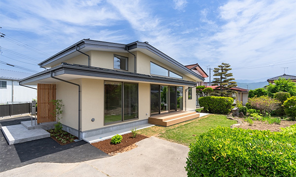 ワンフロアで悠々暮らす 高天井の平屋の住まい