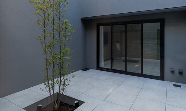 テラスと中庭がつながる上質な都市型住宅