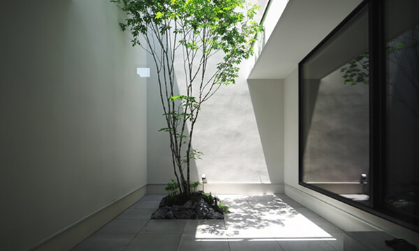 外に閉じて内に開く家 中庭のある家