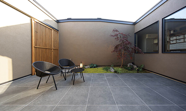 囲まれた中庭と開放的なLDKがつながる平屋の家