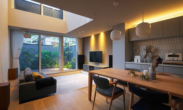 南北に庭を配置し中間領域が心地よさをつくる南向きパッシブデザインハウス