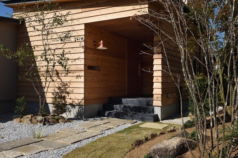 庭つくりの夢をかなえたガレージ付平屋物件
